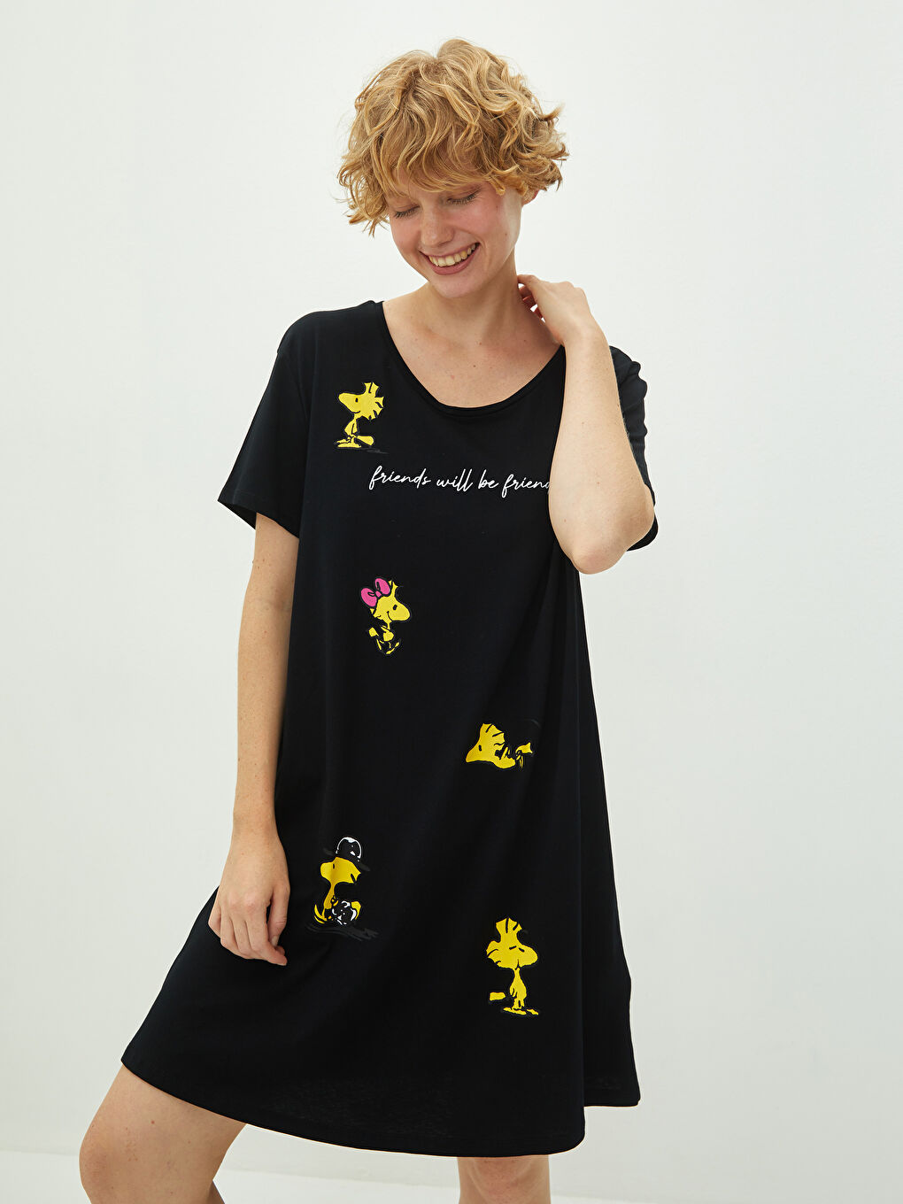 Siyah Bisiklet Yaka Woodstock Baskılı Kısa Kollu Pamuklu Kadın Gecelik-1