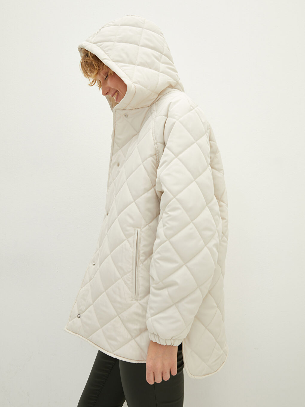 Bej Kapüşonlu Kapitone Desenli Uzun Kollu Kadın Şişme Mont