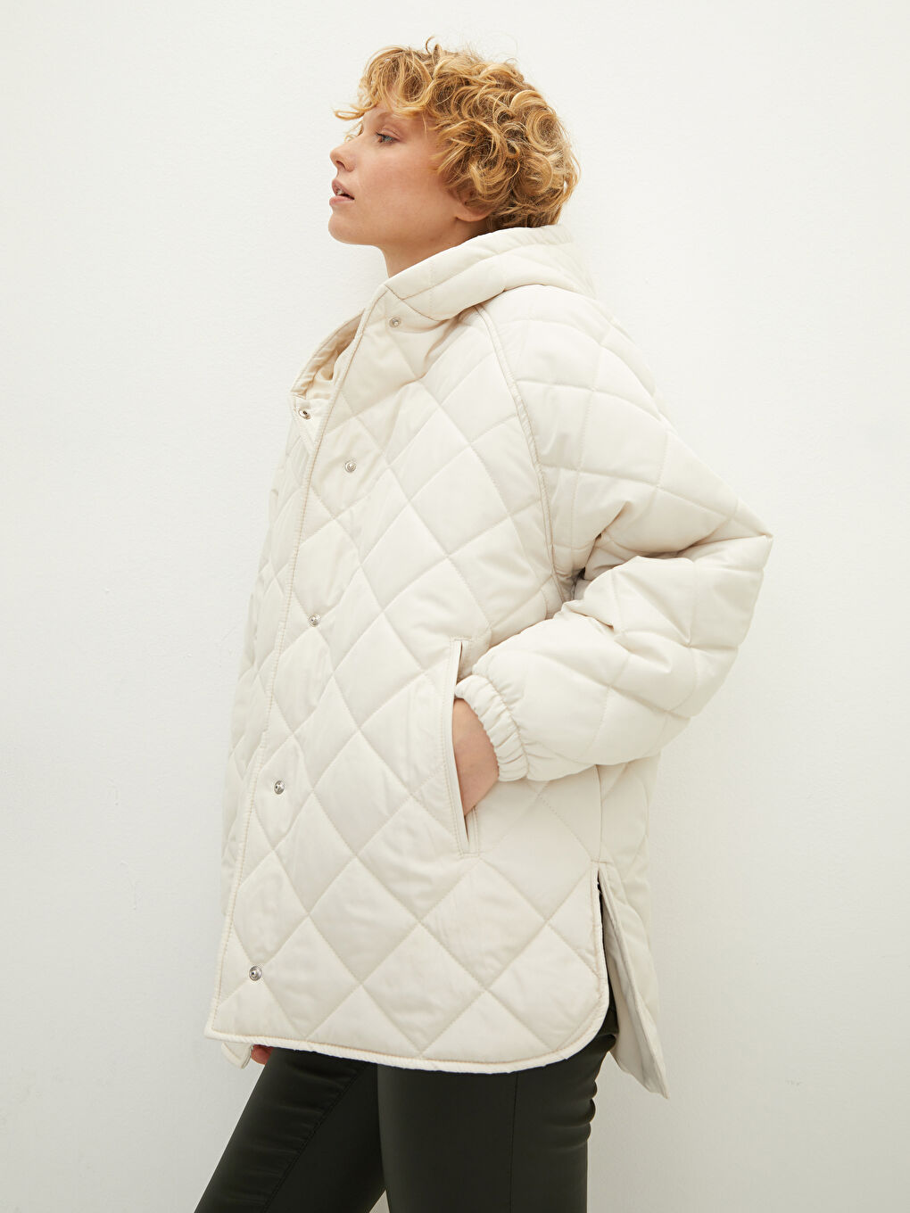 Bej Kapüşonlu Kapitone Desenli Uzun Kollu Kadın Şişme Mont-1