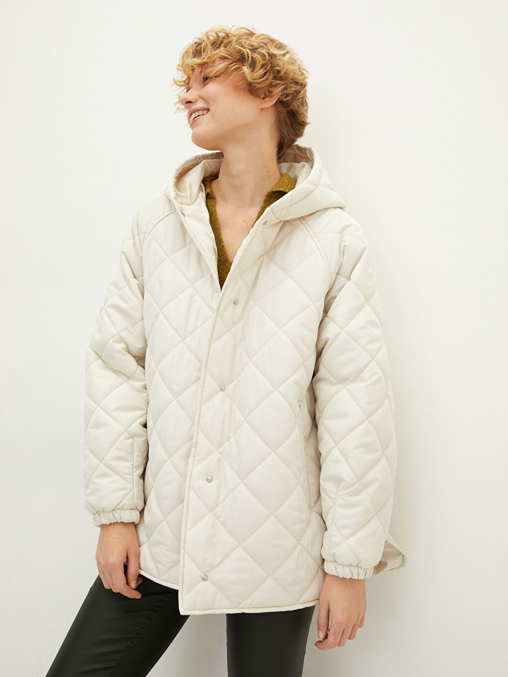 Bej Kapüşonlu Kapitone Desenli Uzun Kollu Kadın Şişme Mont-2