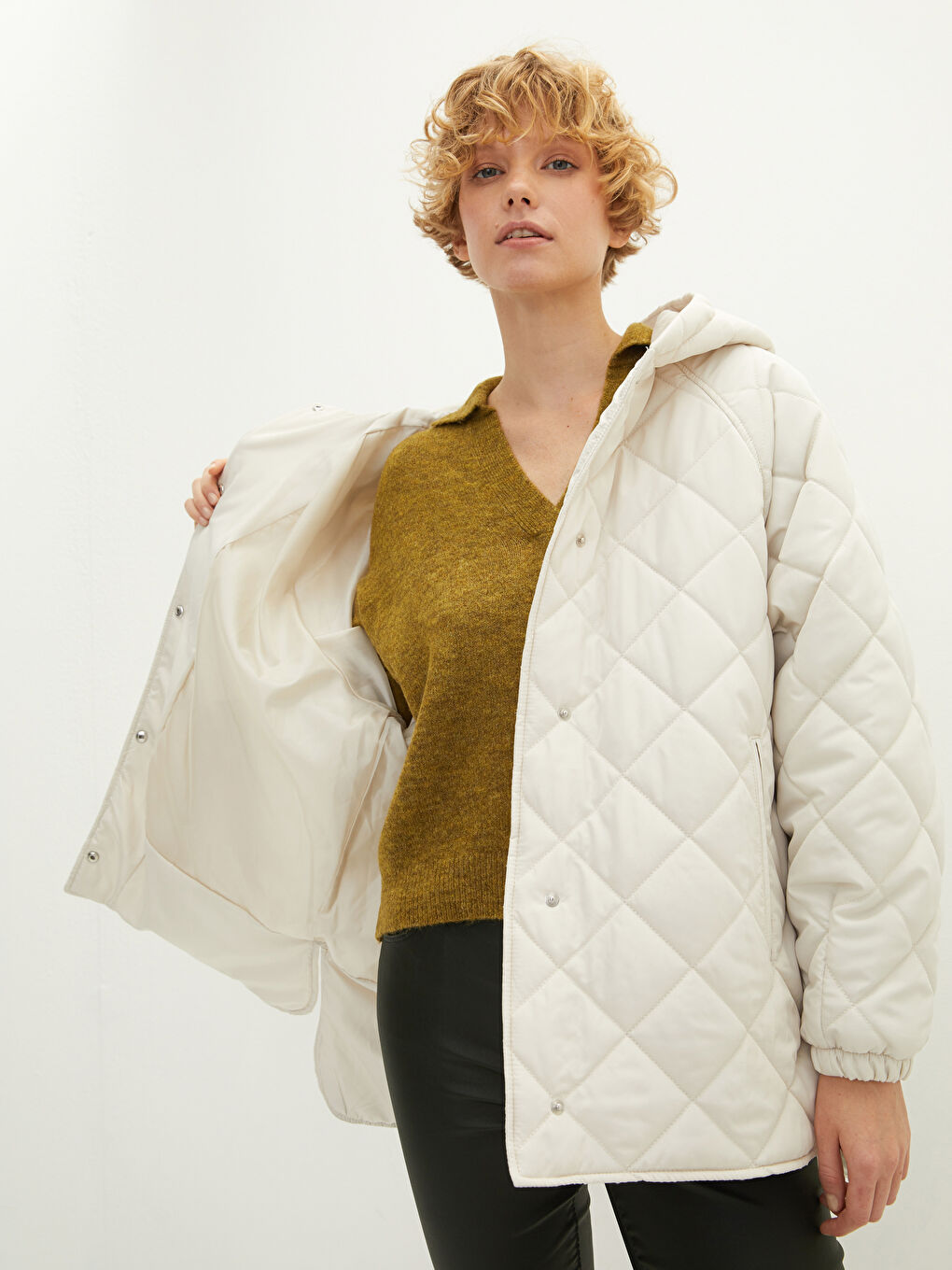 Bej Kapüşonlu Kapitone Desenli Uzun Kollu Kadın Şişme Mont-3