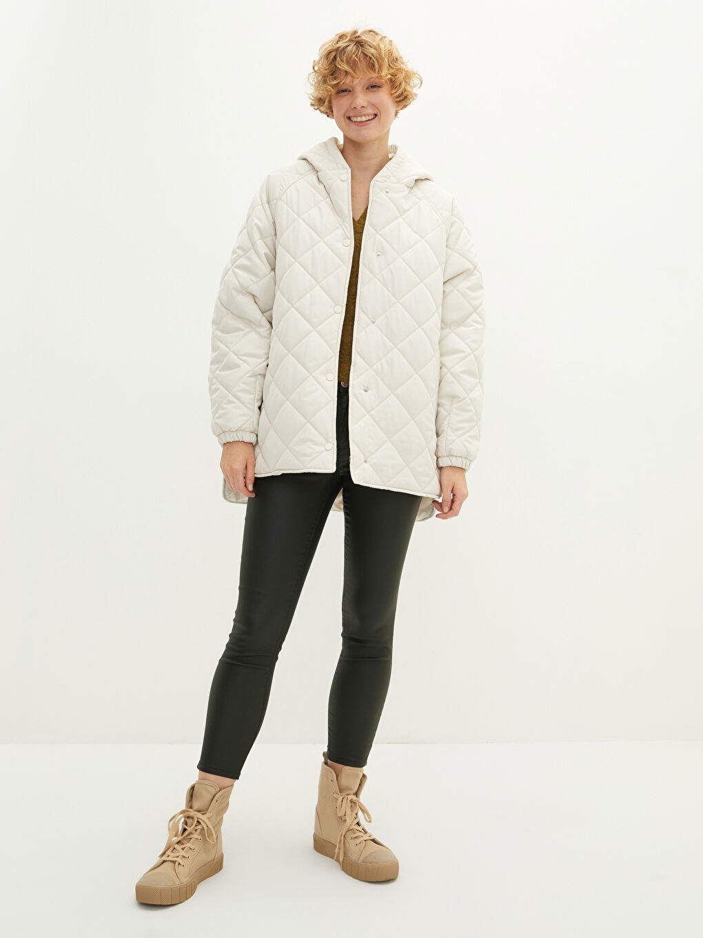 Bej Kapüşonlu Kapitone Desenli Uzun Kollu Kadın Şişme Mont-4