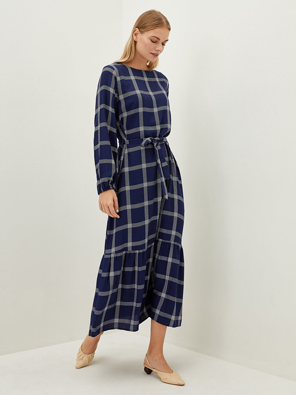 فستان نسائي بقصة A كم طويل بنقشة المربعات برقبة دائرية من الفيسكوز