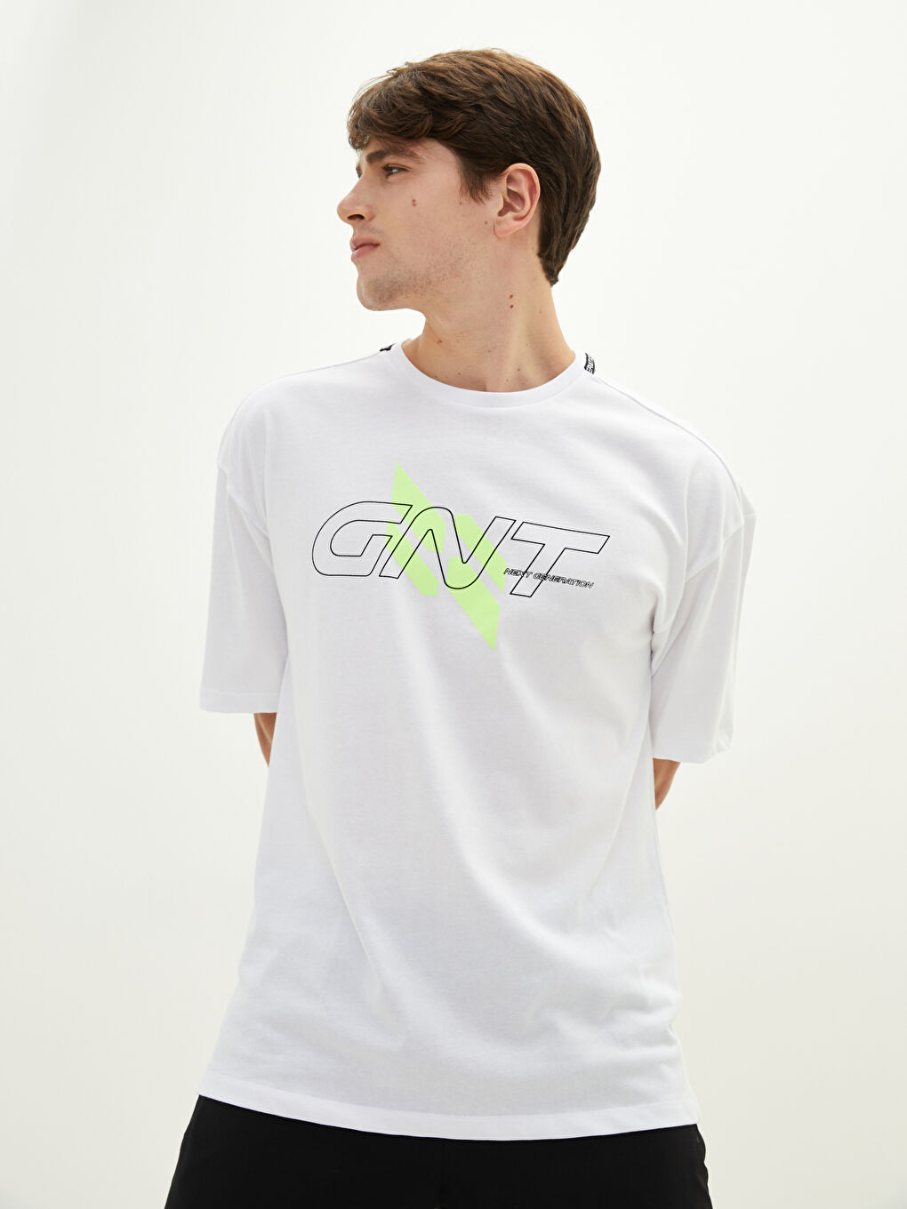 تيشيرت رياضي مطبوع كم قصير بياقة دائرية للرجال