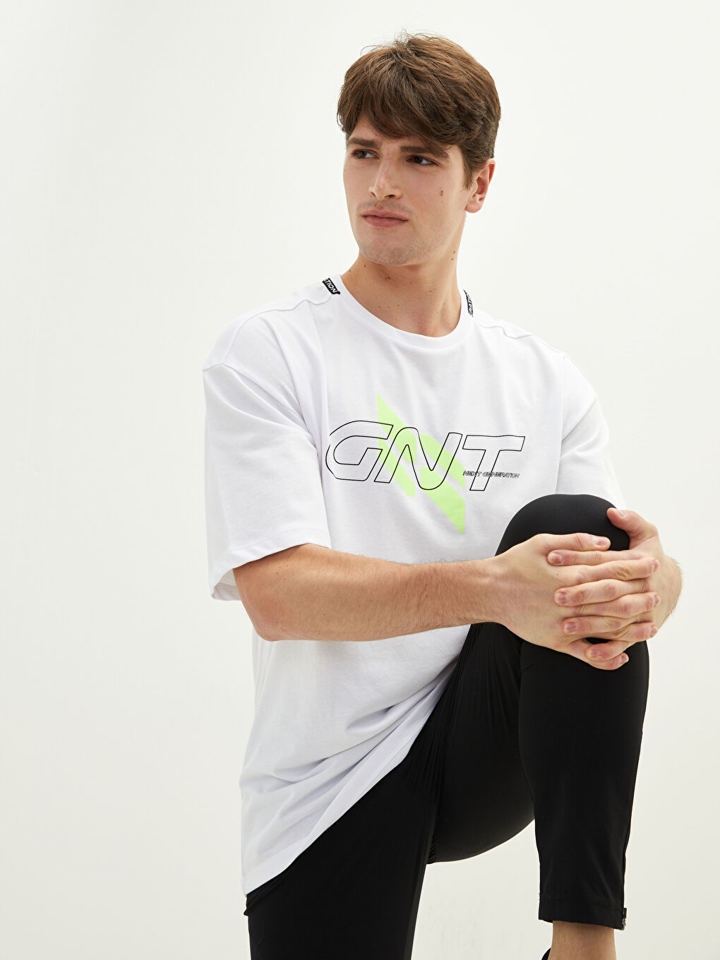 تيشيرت رياضي مطبوع كم قصير بياقة دائرية للرجال-1