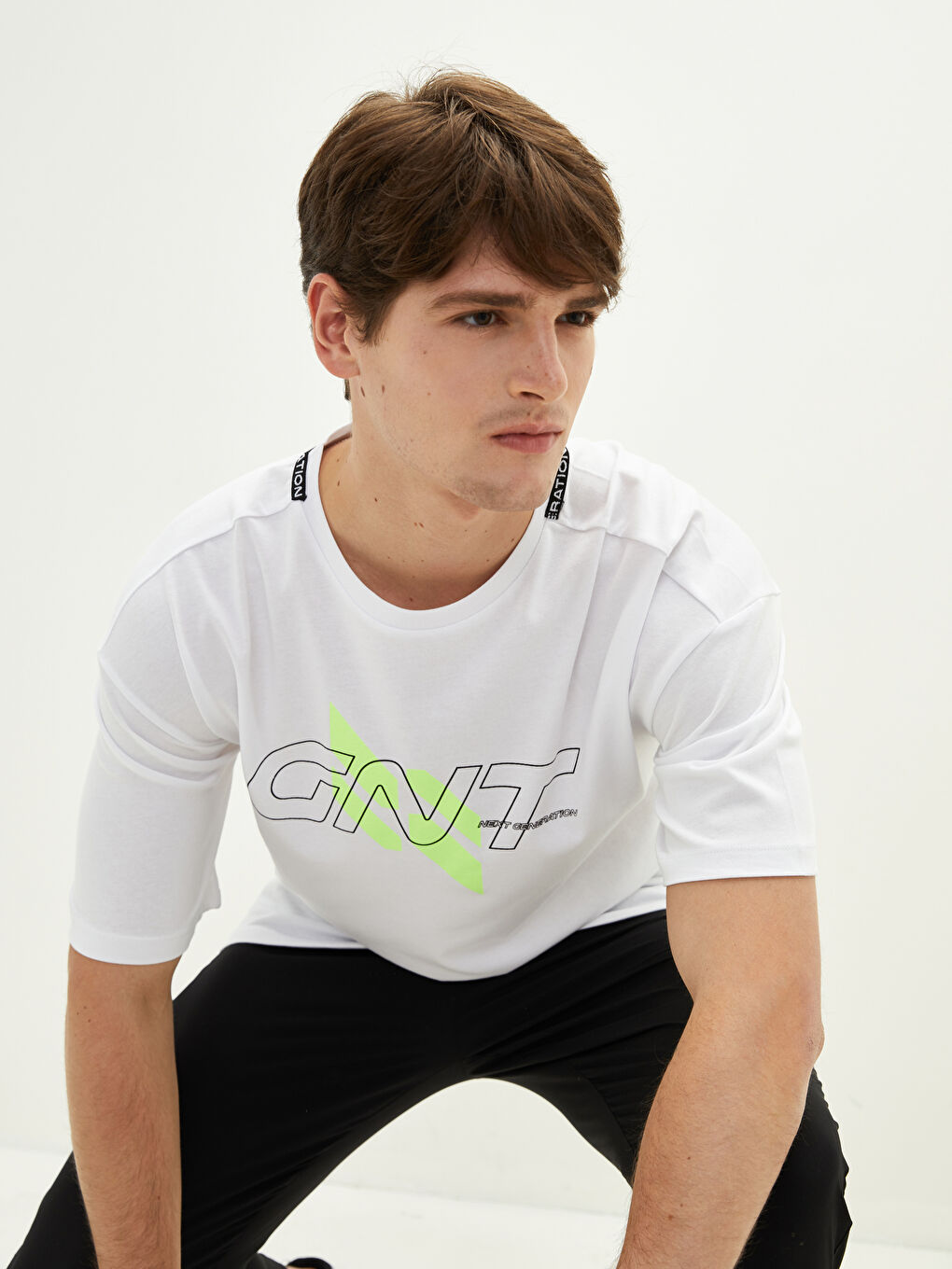 تيشيرت رياضي مطبوع كم قصير بياقة دائرية للرجال-2