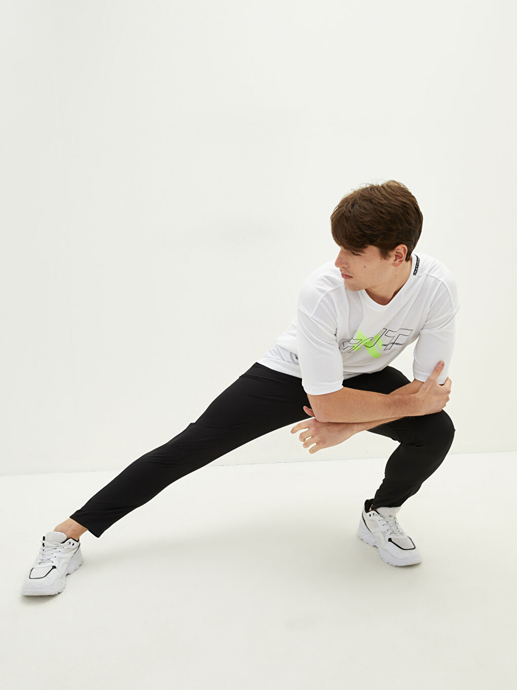 تيشيرت رياضي مطبوع كم قصير بياقة دائرية للرجال-3