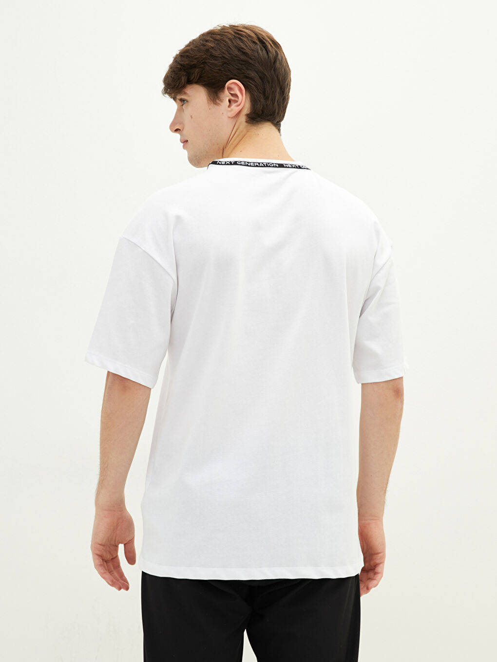 تيشيرت رياضي مطبوع كم قصير بياقة دائرية للرجال-4