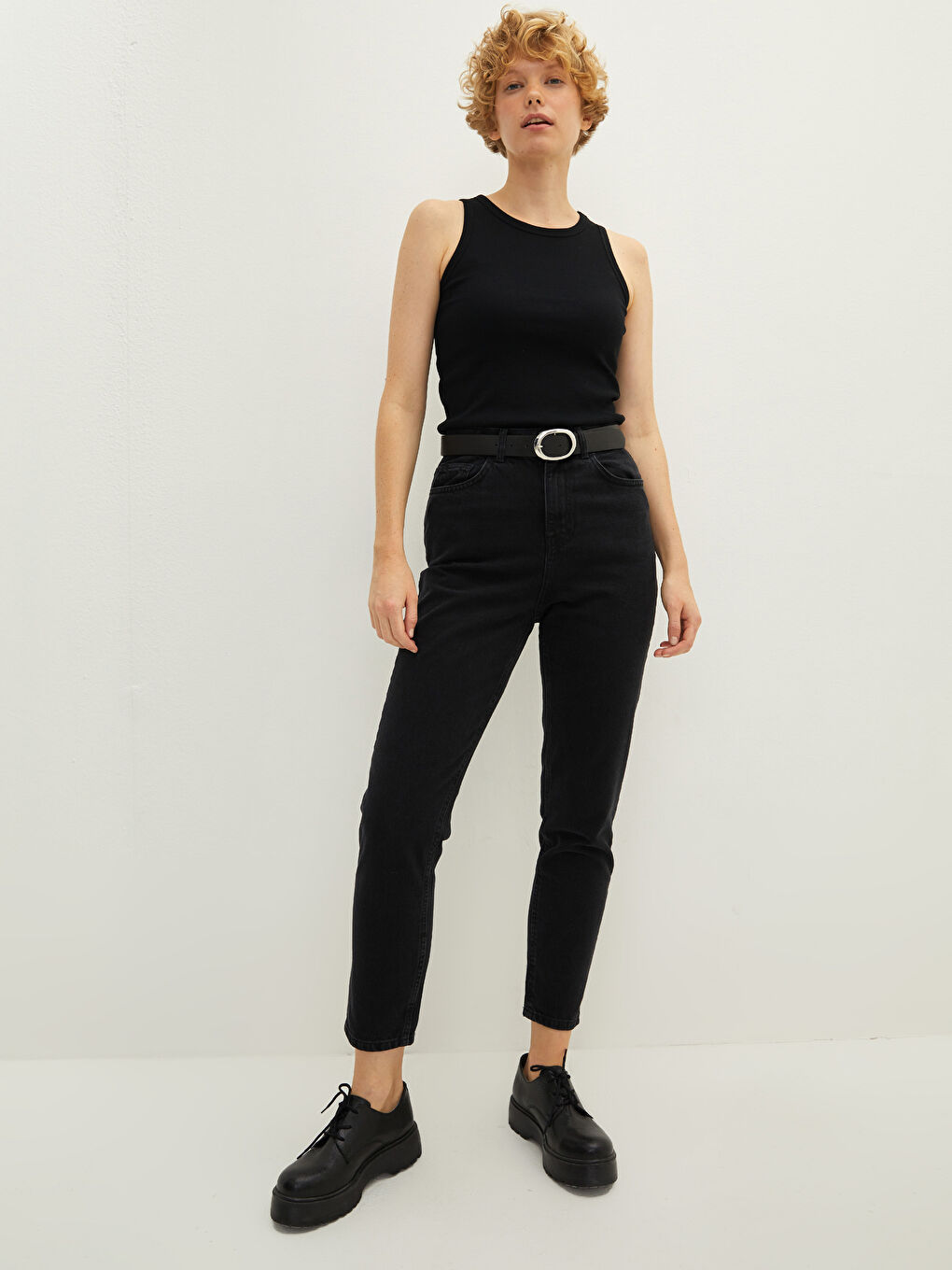 Siyah Yüksek Bel Mom Fit Kemerli Kadın Rodeo Jean Pantolon