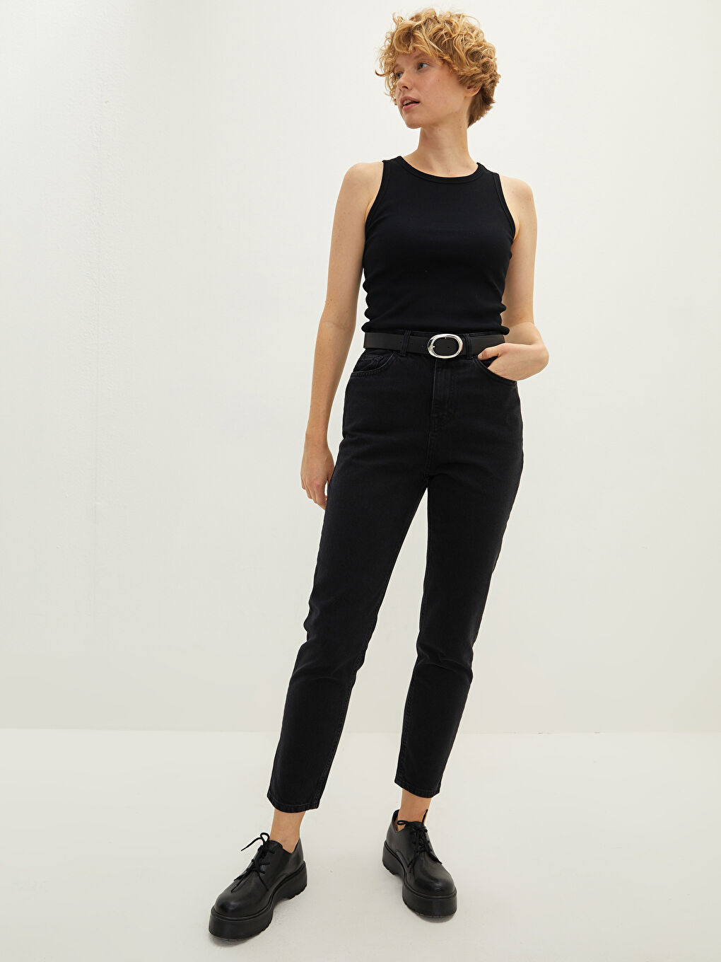 Siyah Yüksek Bel Mom Fit Kemerli Kadın Rodeo Jean Pantolon-1