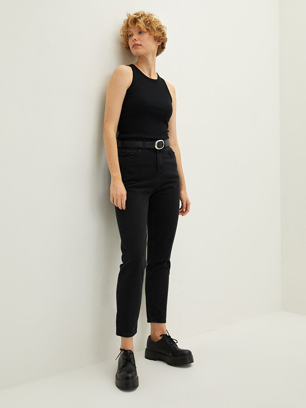 Siyah Yüksek Bel Mom Fit Kemerli Kadın Rodeo Jean Pantolon-2