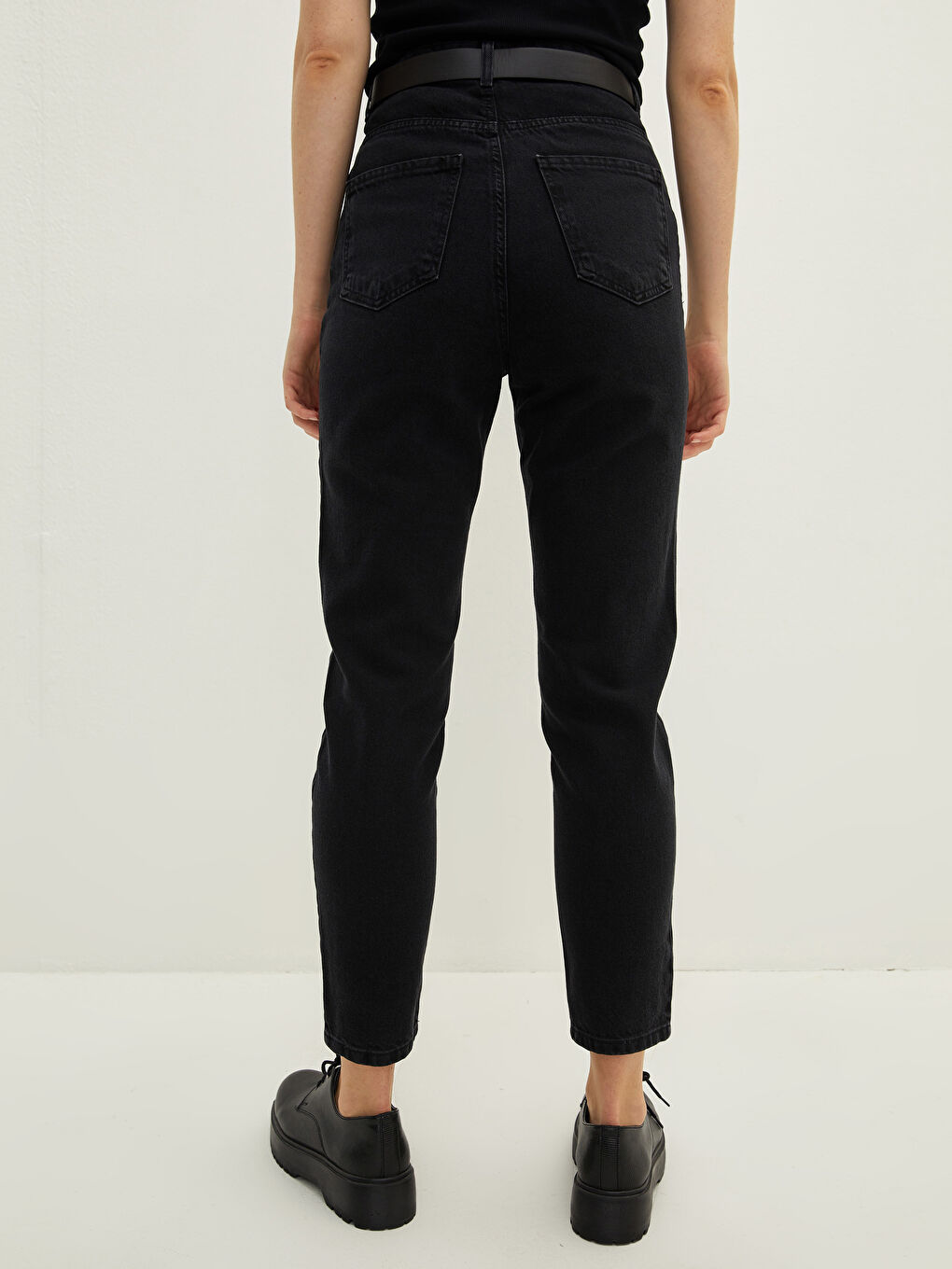 Siyah Yüksek Bel Mom Fit Kemerli Kadın Rodeo Jean Pantolon-3