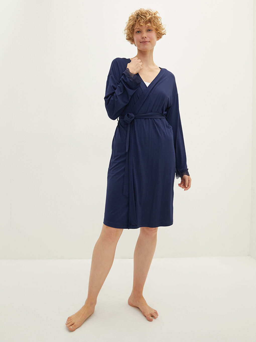 Lacivert Kruvaze Yaka Nakış Detaylı Beli Bağlamalı Uzun Kollu Kadın Sabahlık-2