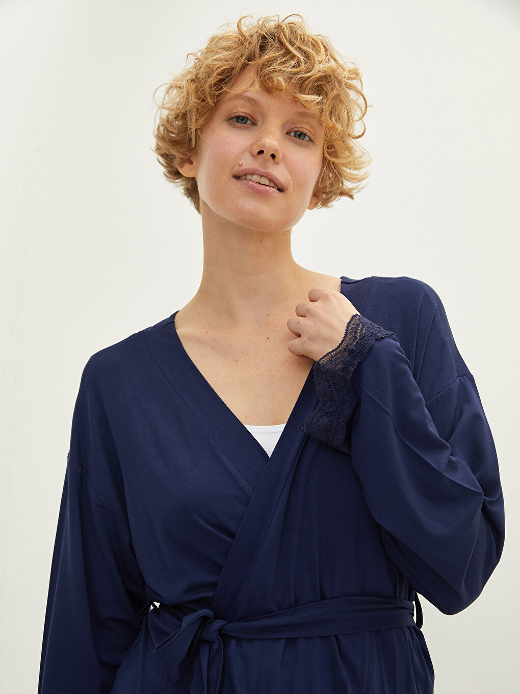 Lacivert Kruvaze Yaka Nakış Detaylı Beli Bağlamalı Uzun Kollu Kadın Sabahlık-3