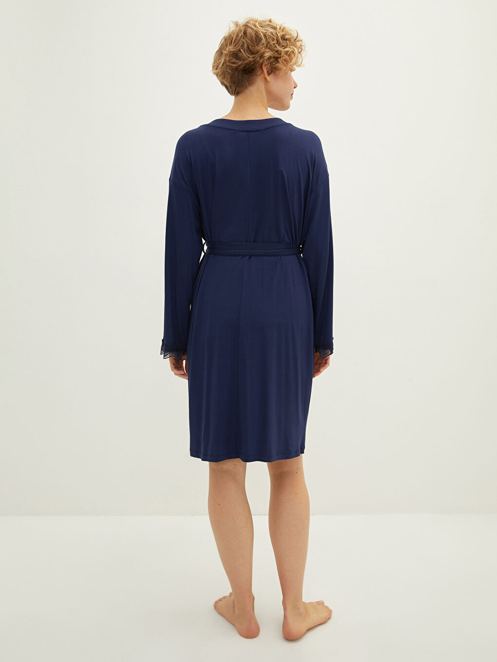 Lacivert Kruvaze Yaka Nakış Detaylı Beli Bağlamalı Uzun Kollu Kadın Sabahlık-4