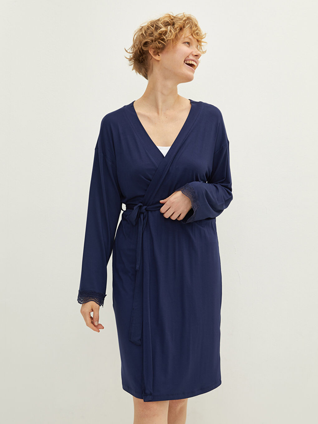 Lacivert Kruvaze Yaka Nakış Detaylı Beli Bağlamalı Uzun Kollu Kadın Sabahlık