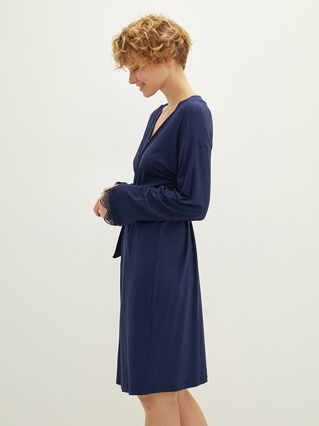 Lacivert Kruvaze Yaka Nakış Detaylı Beli Bağlamalı Uzun Kollu Kadın Sabahlık-1