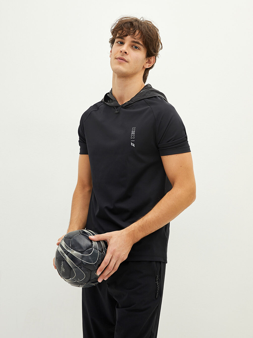 Siyah Kapüşonlu Kısa Kollu Baskılı Erkek Spor Tişört