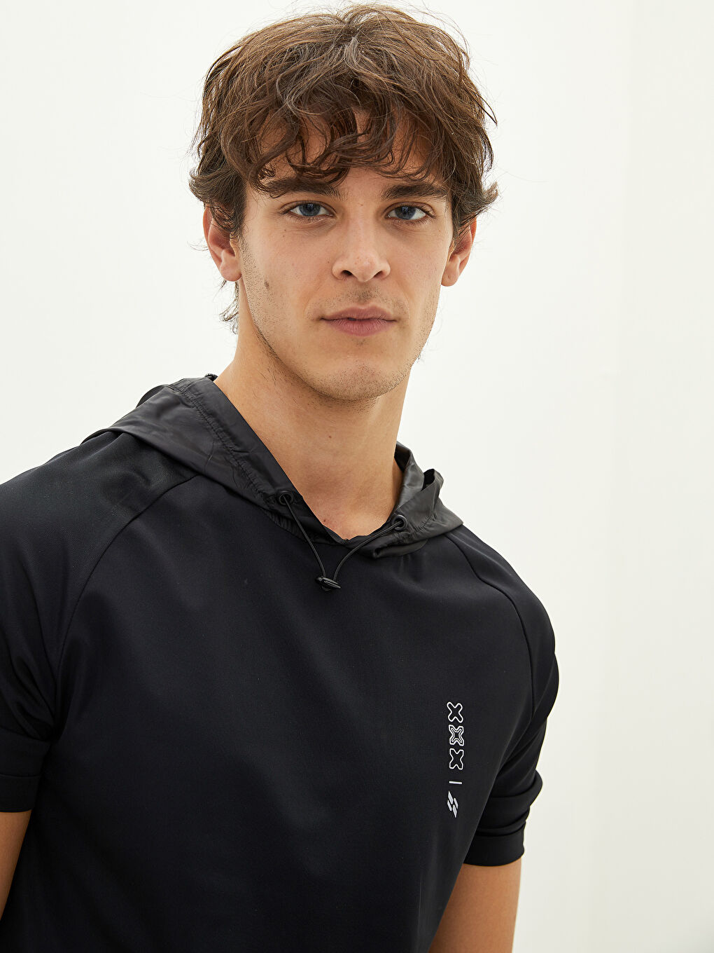 Siyah Kapüşonlu Kısa Kollu Baskılı Erkek Spor Tişört-2