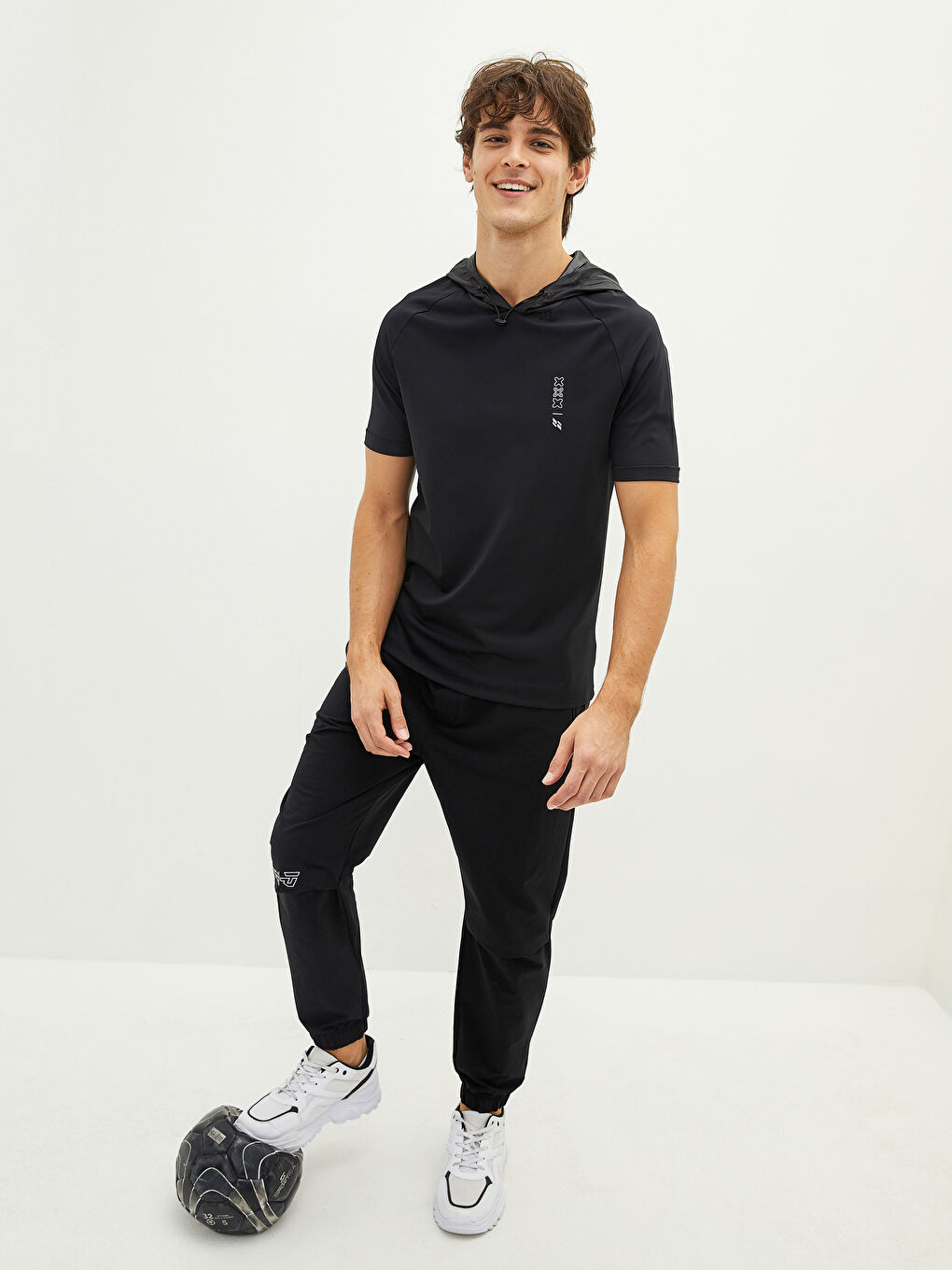 Siyah Kapüşonlu Kısa Kollu Baskılı Erkek Spor Tişört-3