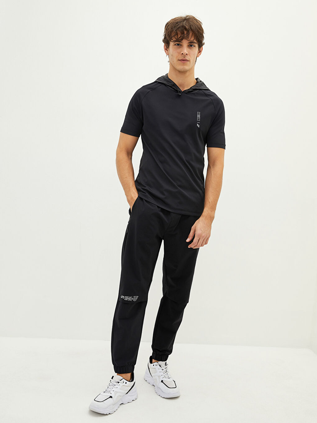 Siyah Kapüşonlu Kısa Kollu Baskılı Erkek Spor Tişört-4