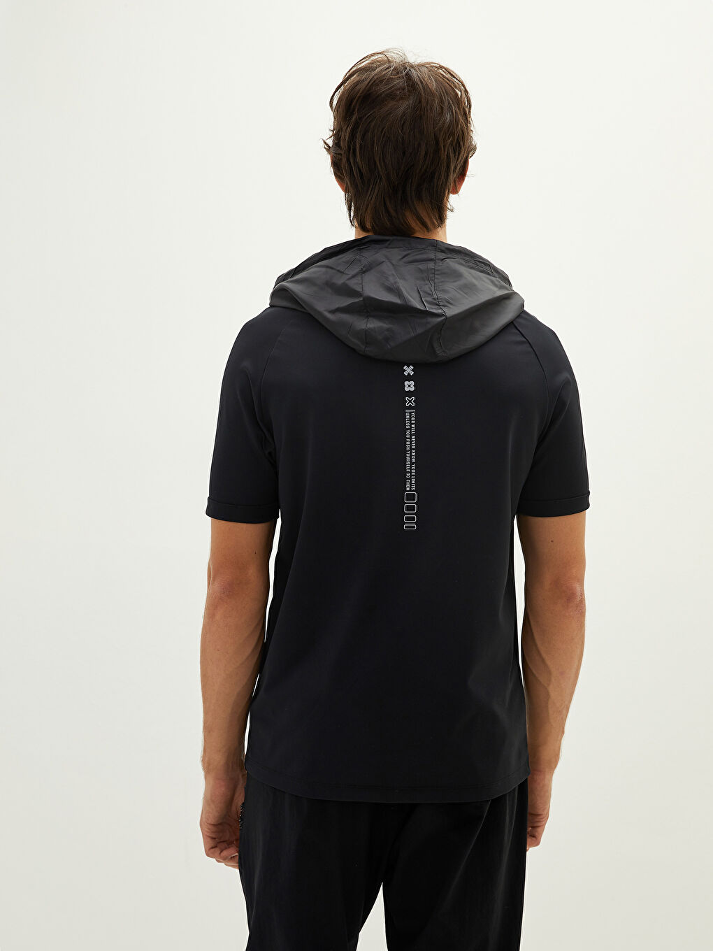 Siyah Kapüşonlu Kısa Kollu Baskılı Erkek Spor Tişört-5
