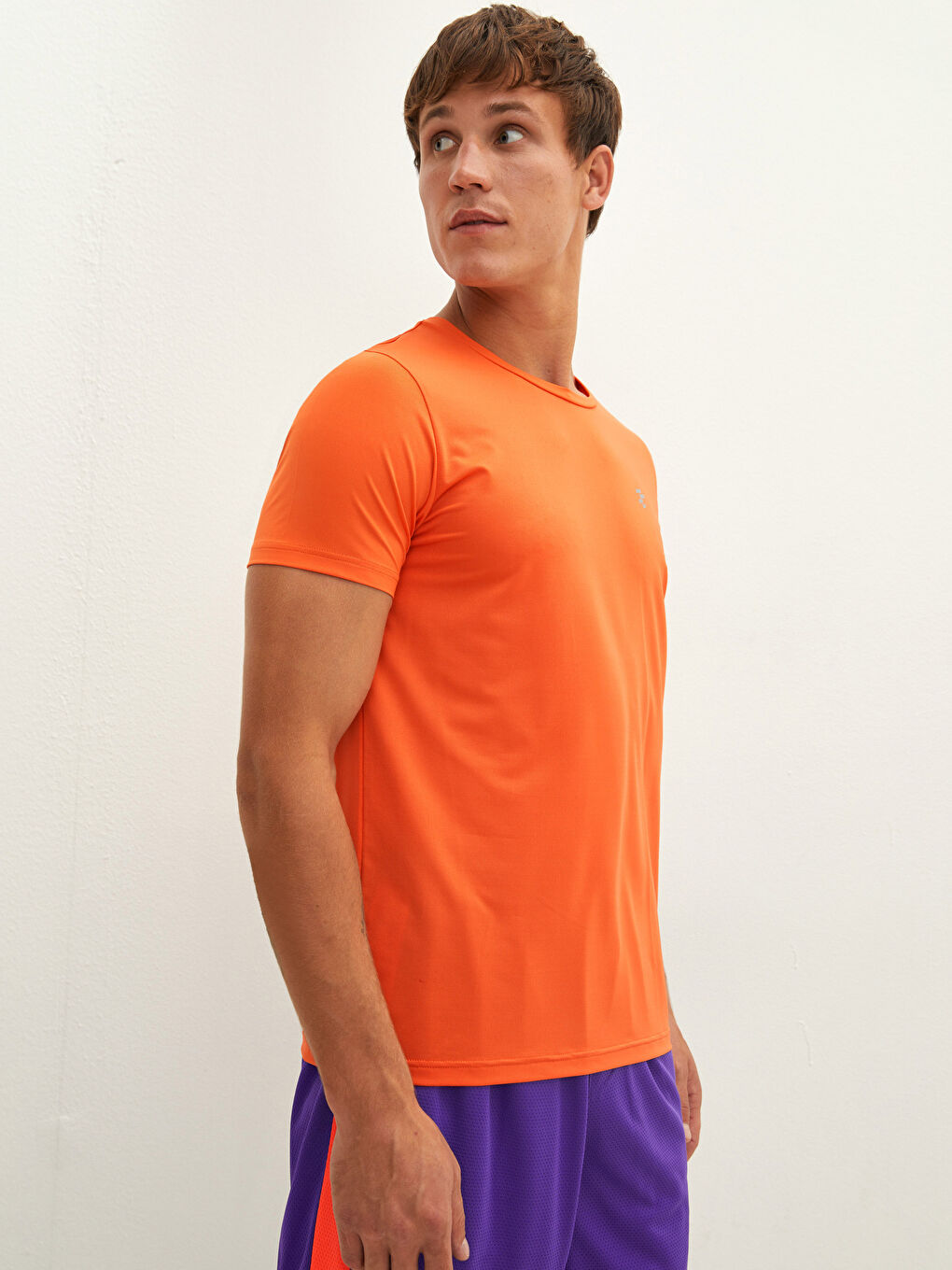 تيشيرت رياضي كم قصير بياقة دائرية للرجال