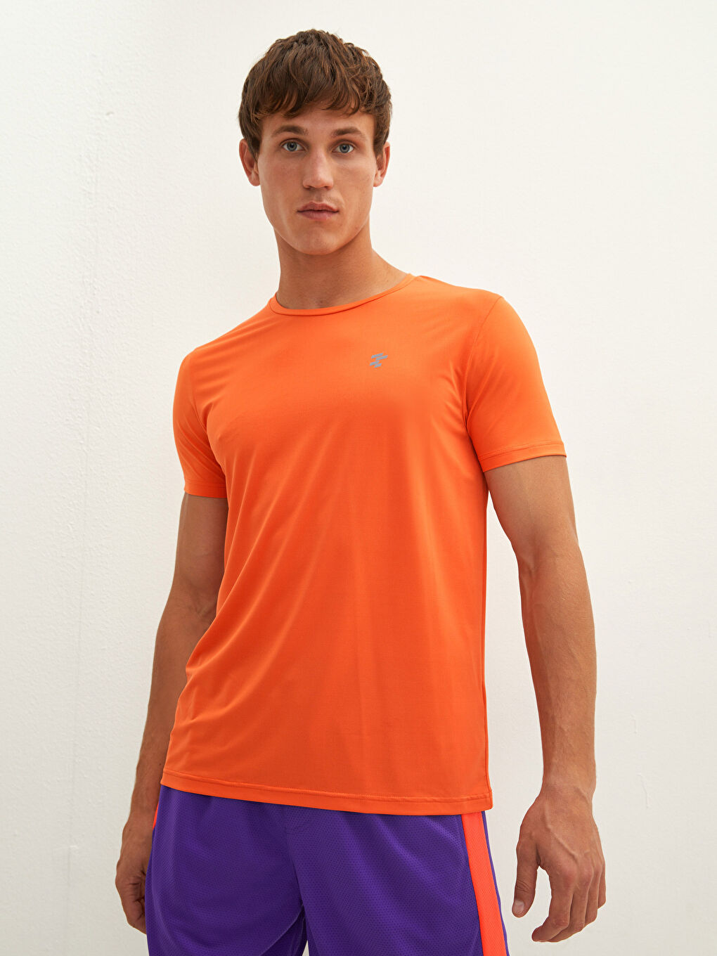 تيشيرت رياضي كم قصير بياقة دائرية للرجال-1