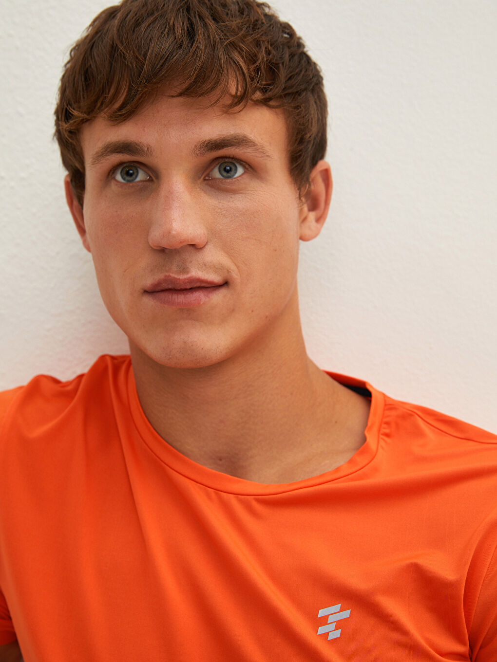 تيشيرت رياضي كم قصير بياقة دائرية للرجال-3