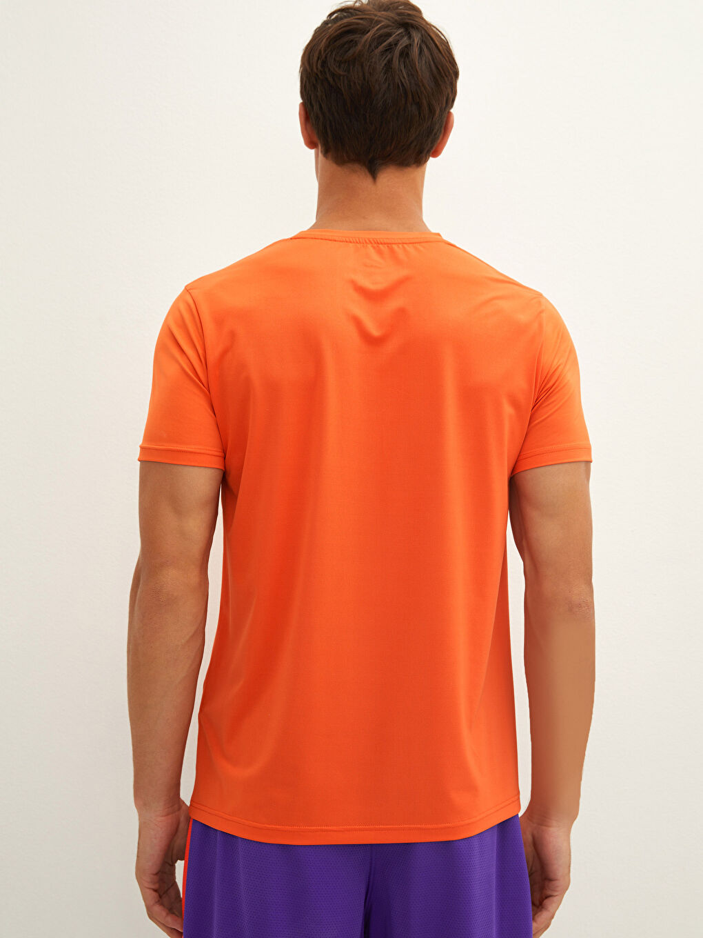 تيشيرت رياضي كم قصير بياقة دائرية للرجال-4