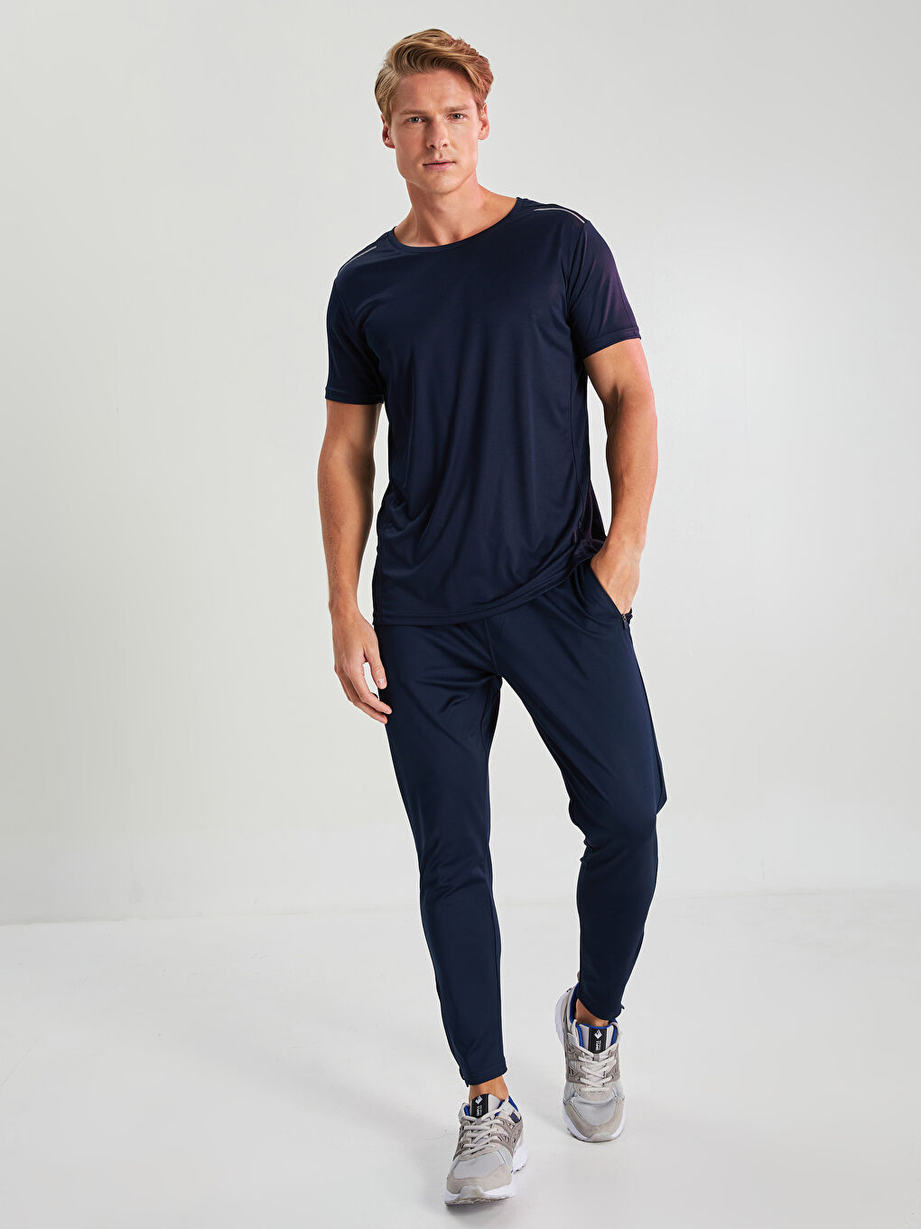 T-shirt de sport actif à manches courtes et col rond pour hommes-4