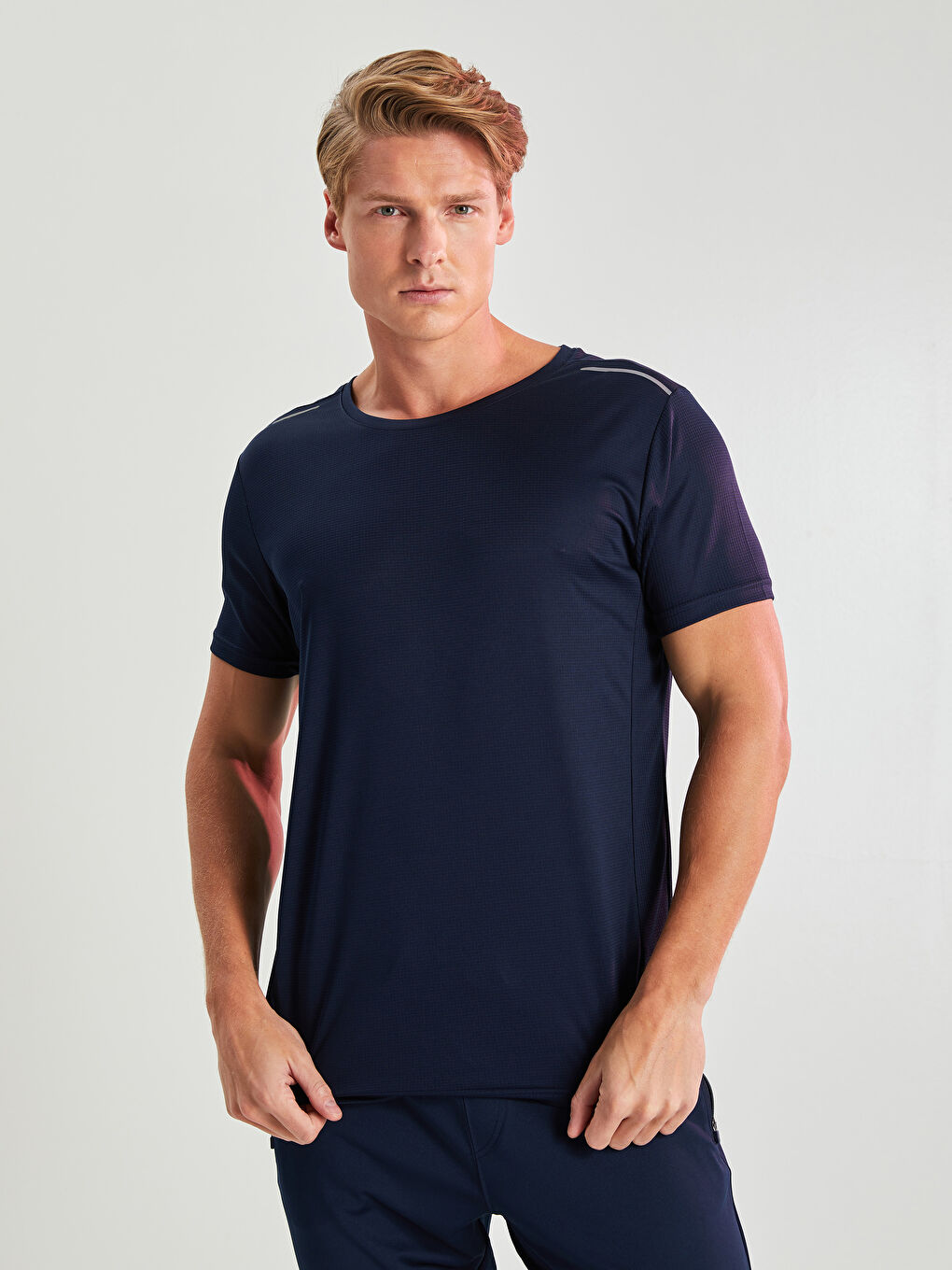 T-shirt de sport actif à manches courtes et col rond pour hommes-2