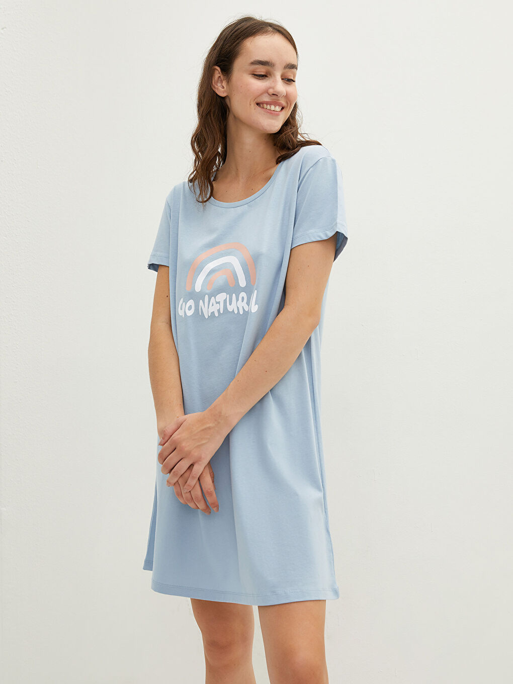 قميص نوم بياقة دائرية مطبوع بأكمام قصيرة للسيدات