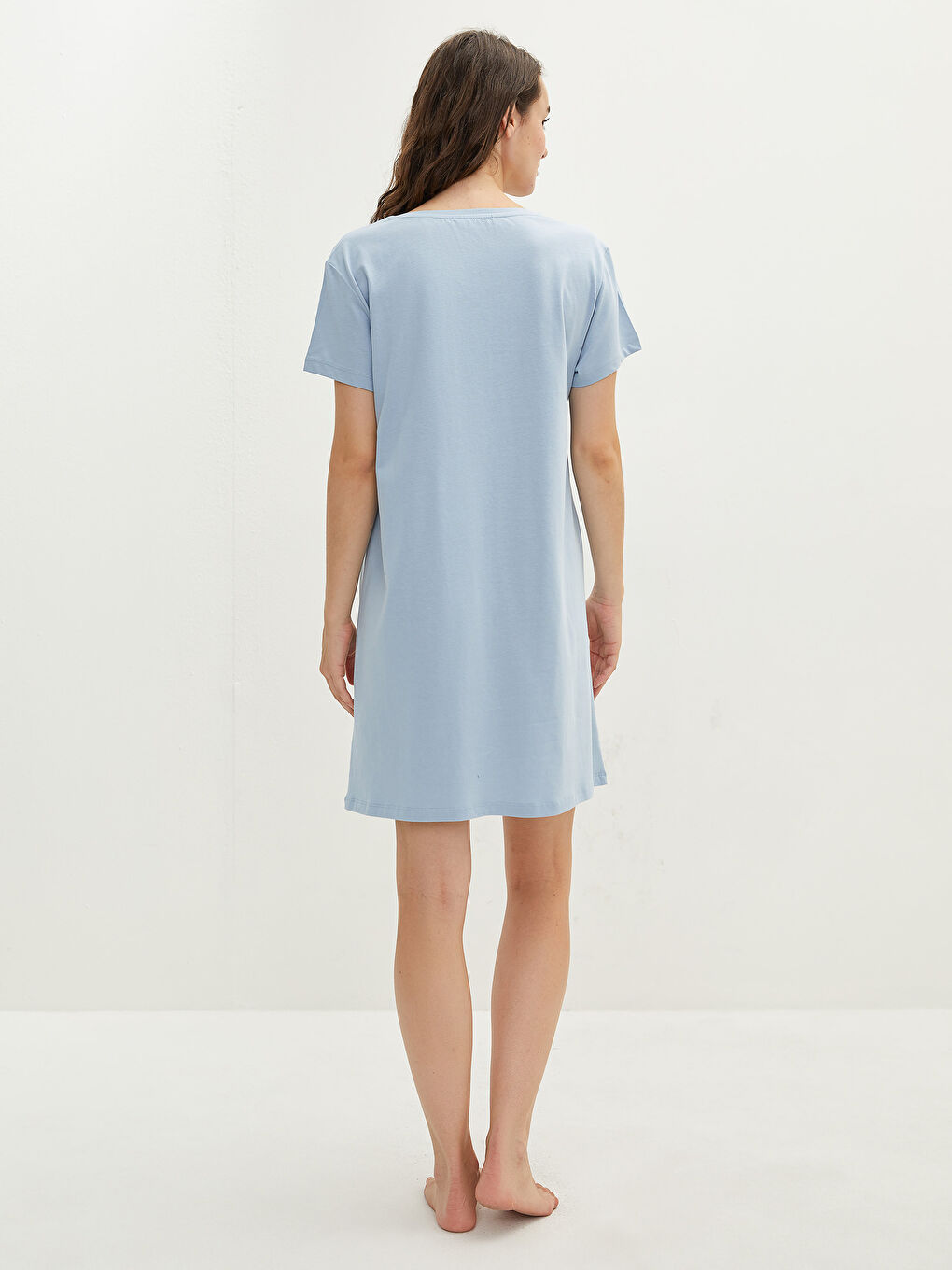 قميص نوم بياقة دائرية مطبوع بأكمام قصيرة للسيدات-4