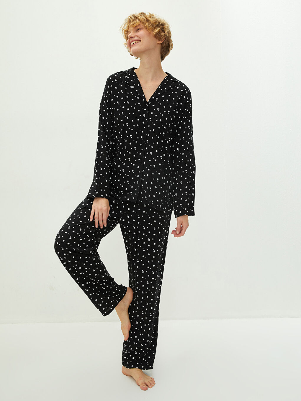 Siyah Gömlek Yaka Yıldız Baskılı Uzun Kollu Viskon Kadın Pijama Takımı