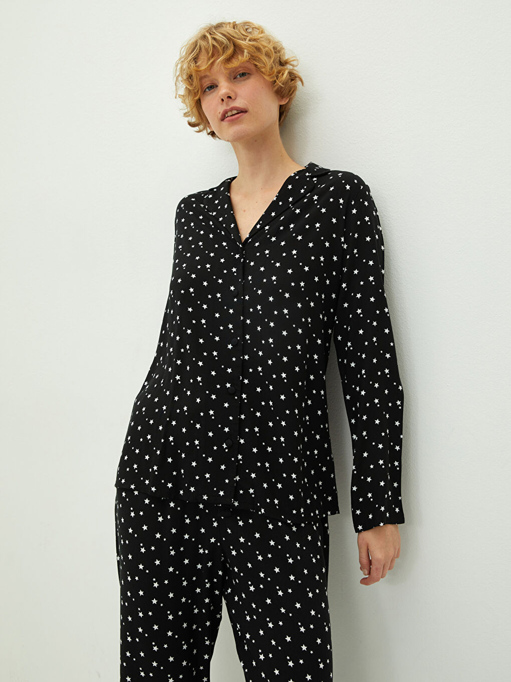 Siyah Gömlek Yaka Yıldız Baskılı Uzun Kollu Viskon Kadın Pijama Takımı-1