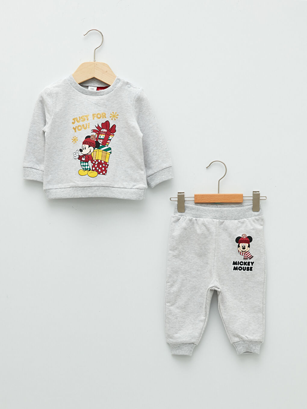 LCW baby Beyaz Bisiklet Yaka Uzun Kollu Mickey Mouse Baskılı Erkek Bebek Sweatshirt ve Jogger Pantolon 2'li Takım