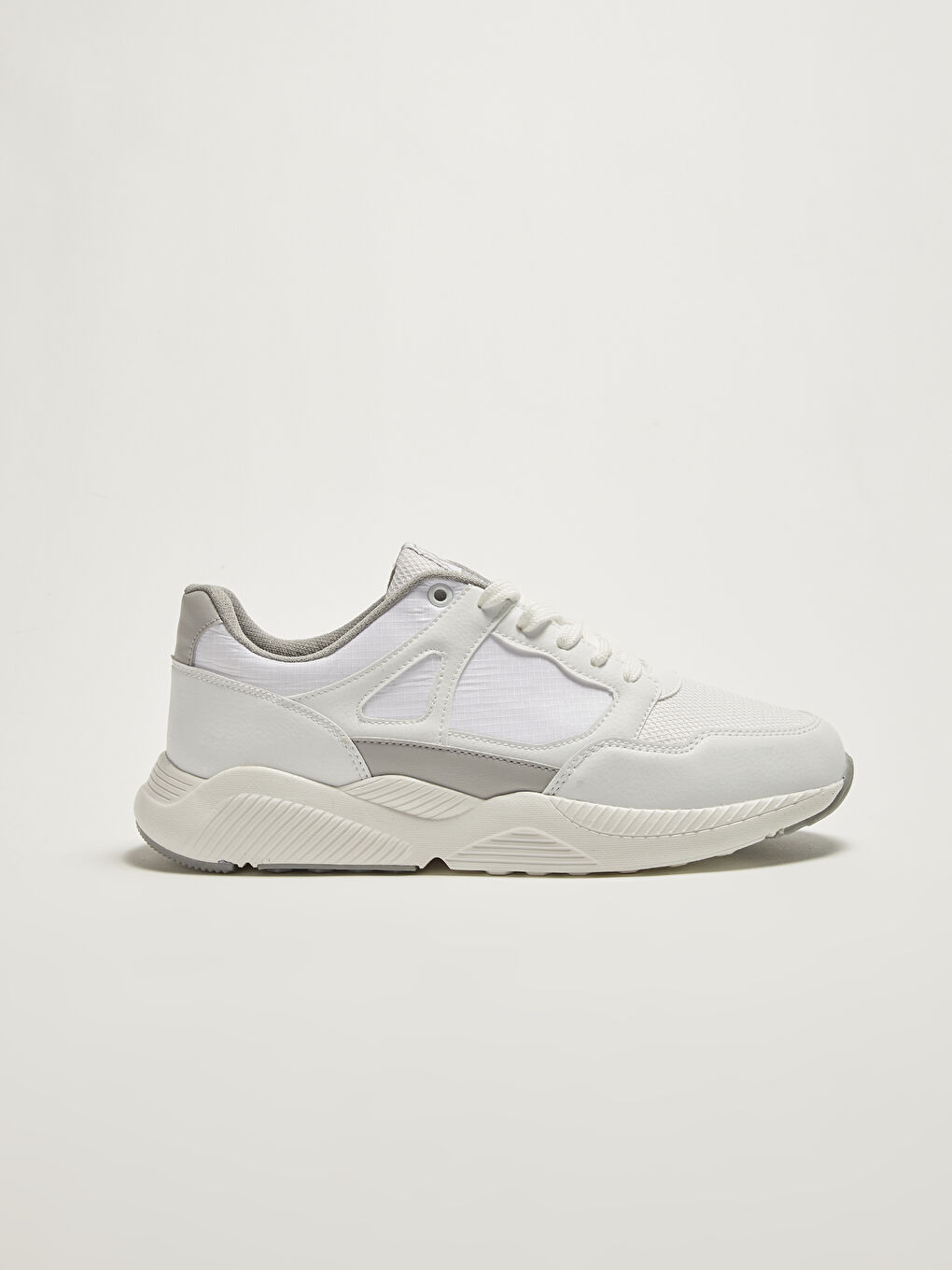 سنيكرز رجالي بتفاصيل شبكية ورباط ونعل سميك