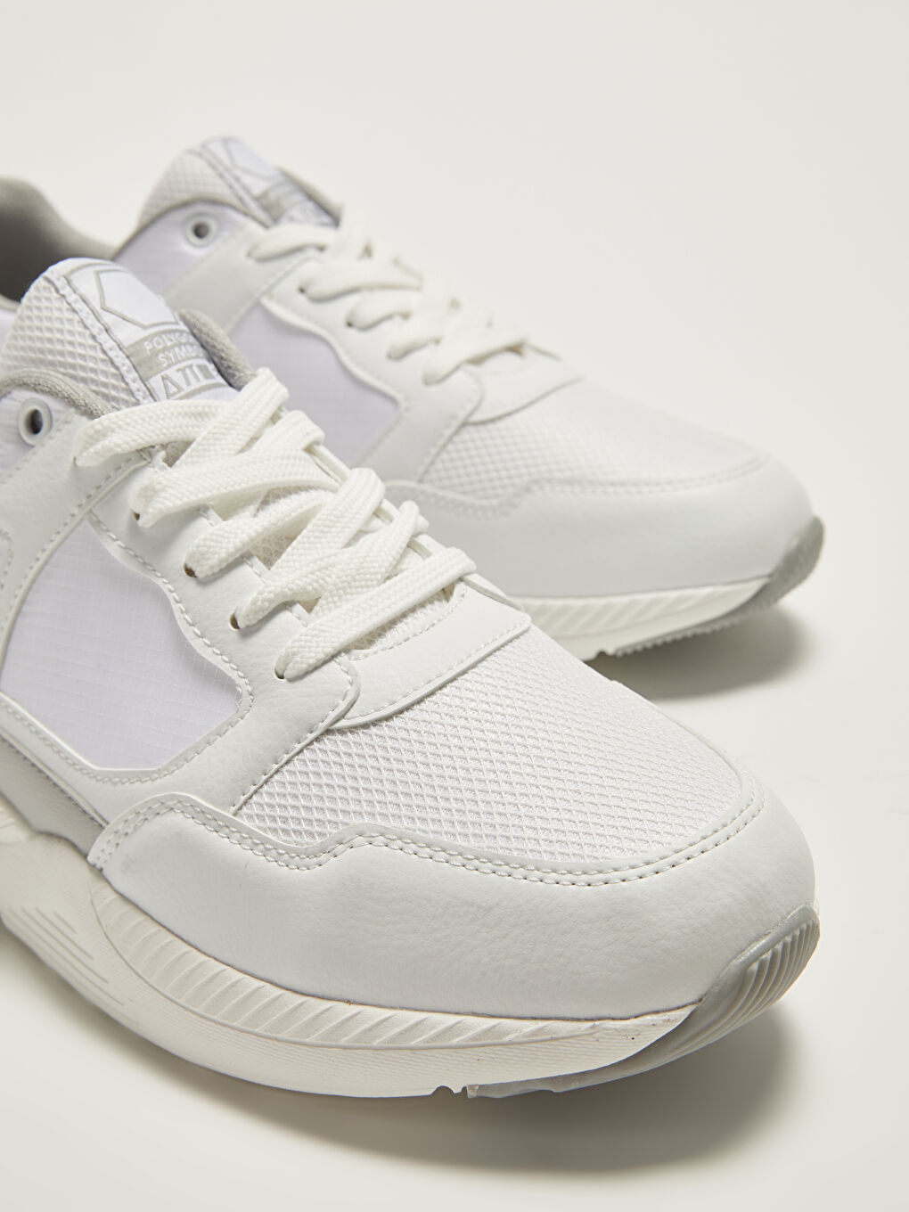 سنيكرز رجالي بتفاصيل شبكية ورباط ونعل سميك-1