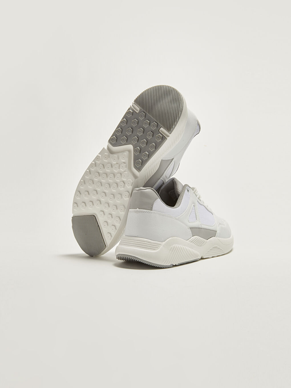 سنيكرز رجالي بتفاصيل شبكية ورباط ونعل سميك-3