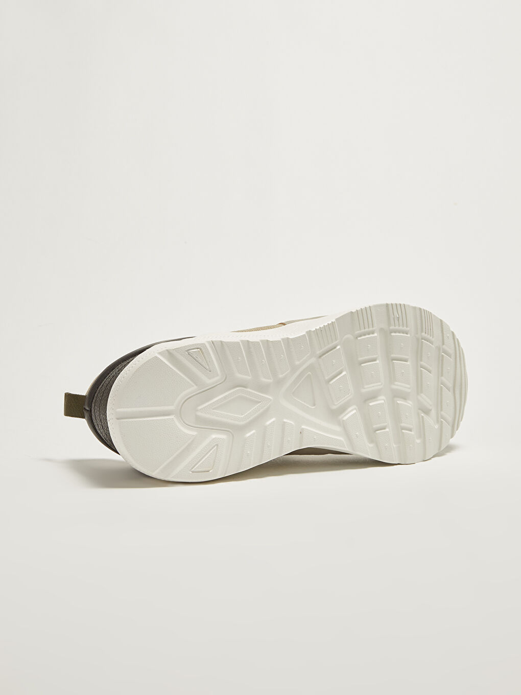 سنيكرز رجالي بتفاصيل شبكية ورباط ونعل سميك-4