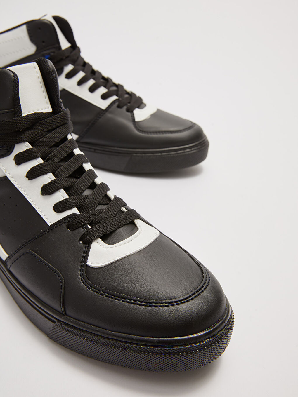 Siyah Renk Bloklu Bağcıklı Bilek Boy Erkek Spor Ayakkabı-2