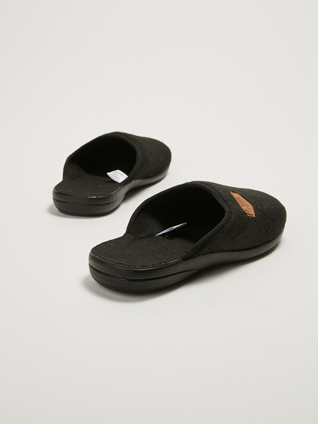 نعال منزلية بمقدمة مغلقة وتفاصيل علامة للرجال-3