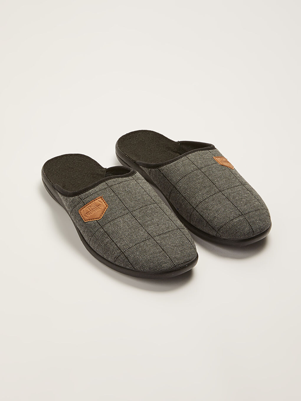 Closed Front Label Detailed Men's Indoor Slippers