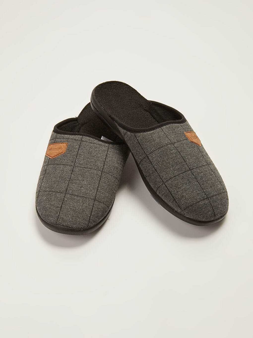Closed Front Label Detailed Men's Indoor Slippers-1