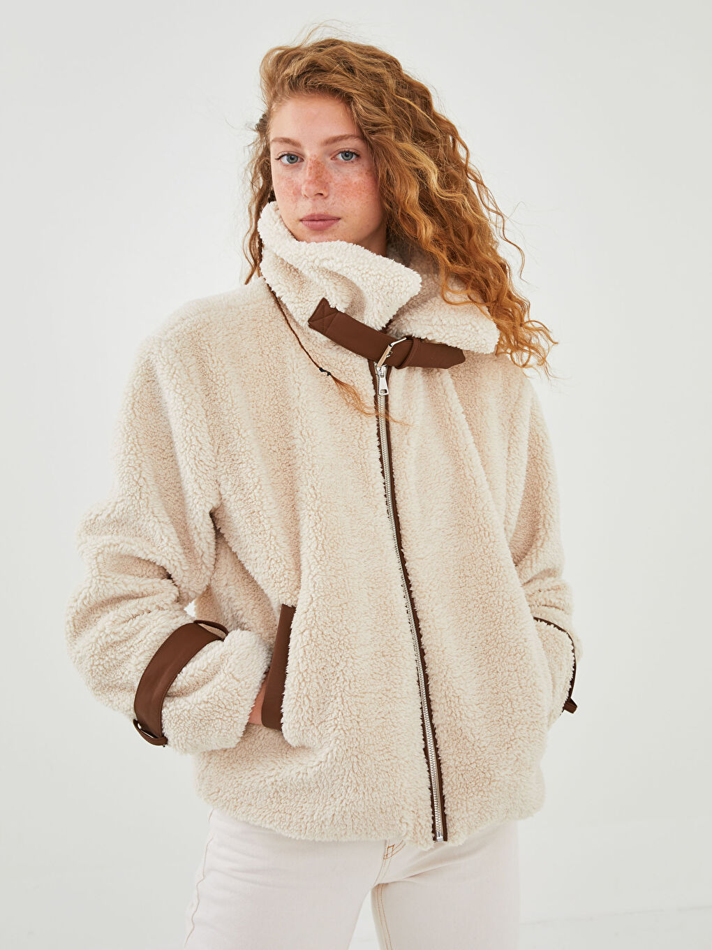 Bej Gömlek Yaka Düz Cep Detaylı Uzun Kollu Pelüş Kadın Mont-4