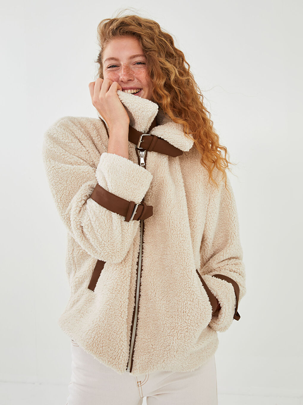 Bej Gömlek Yaka Düz Cep Detaylı Uzun Kollu Pelüş Kadın Mont-6