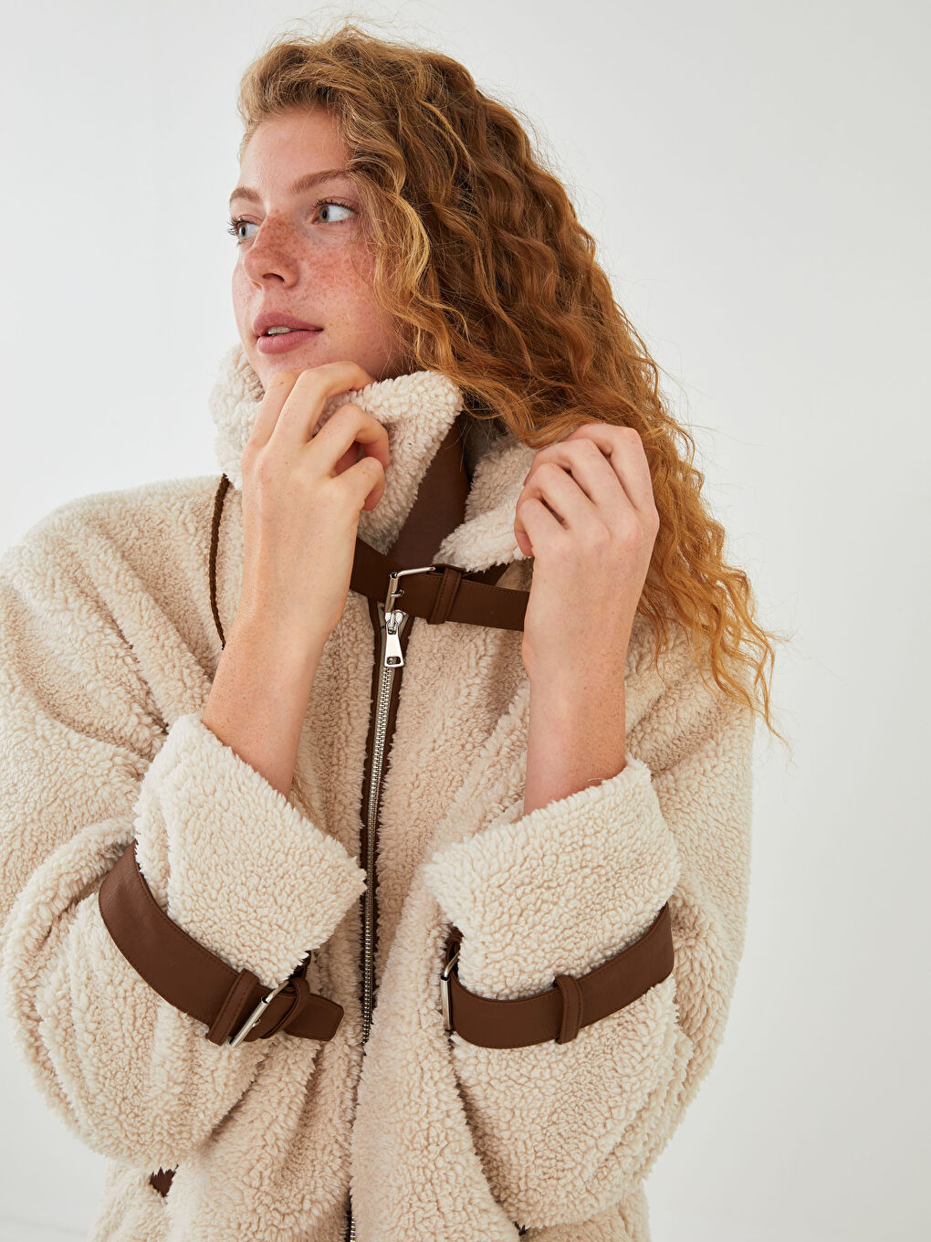 Bej Gömlek Yaka Düz Cep Detaylı Uzun Kollu Pelüş Kadın Mont-7