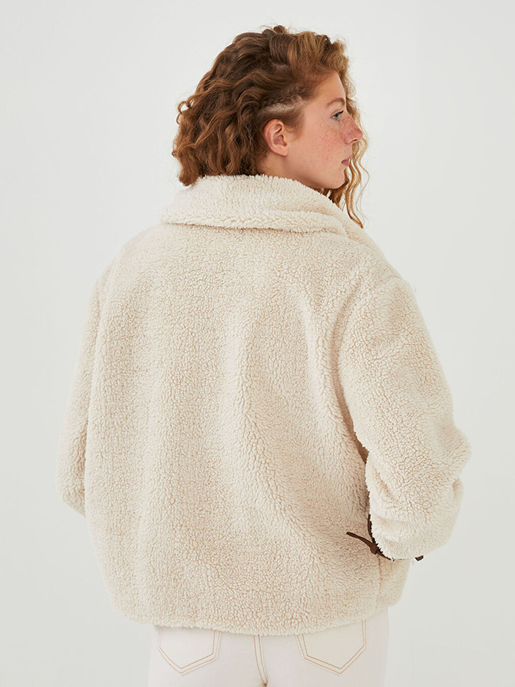 Bej Gömlek Yaka Düz Cep Detaylı Uzun Kollu Pelüş Kadın Mont-8