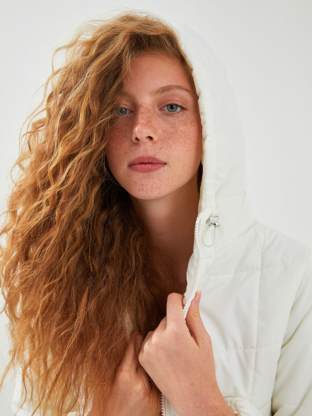 Ekru Kapüşon Yaka Fermuar Kapamalı Uzun Kollu Kadın Mont-2